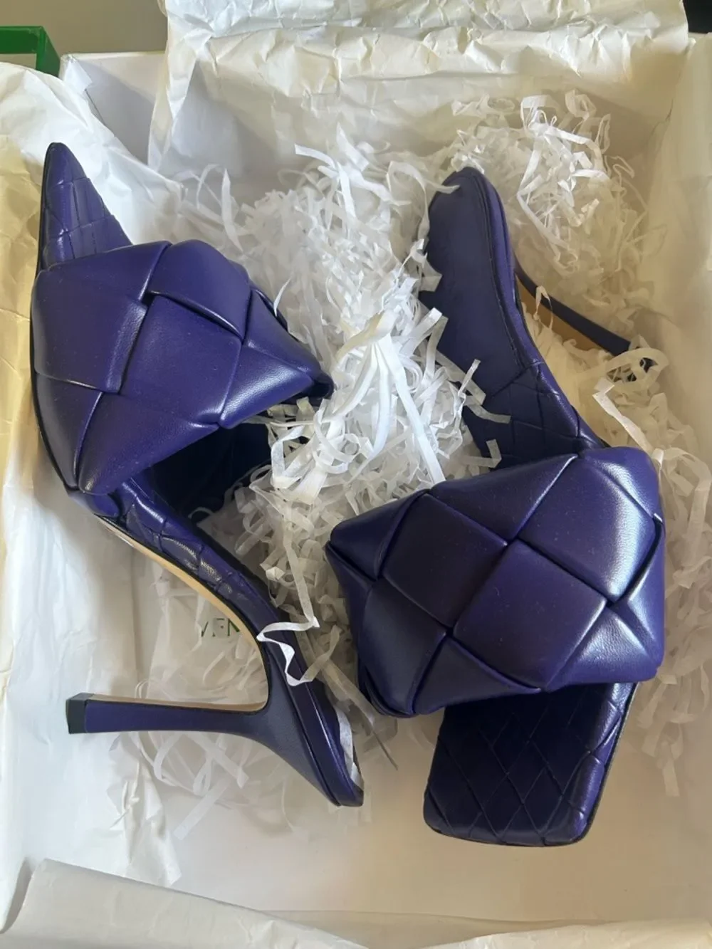 Bottega Veneta questions leave